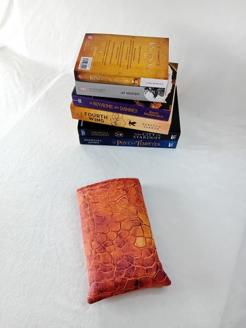 Pochette à livre Écailles de dragon 15 x 22 cm en tissu coton imprimé aux motifs d’écailles cuivrées – Les Cabas en folie