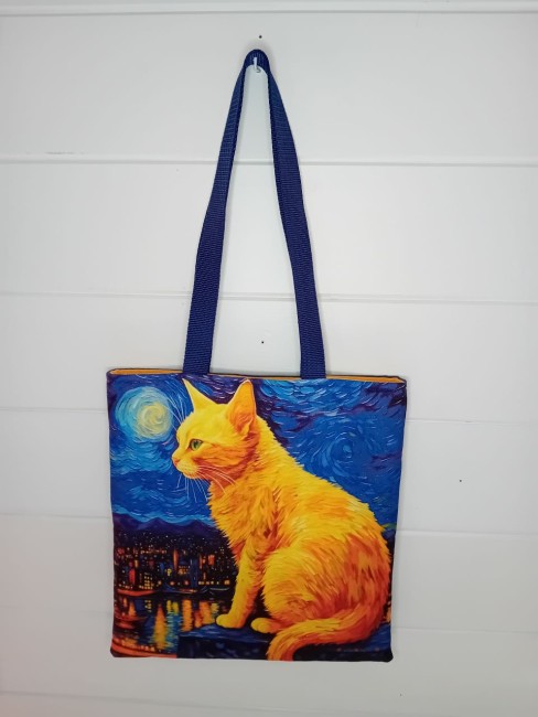 Tote bag Chat sous les étoiles avec chat roux, ciel bleu et paysage nocturne – Les Cabas en folie