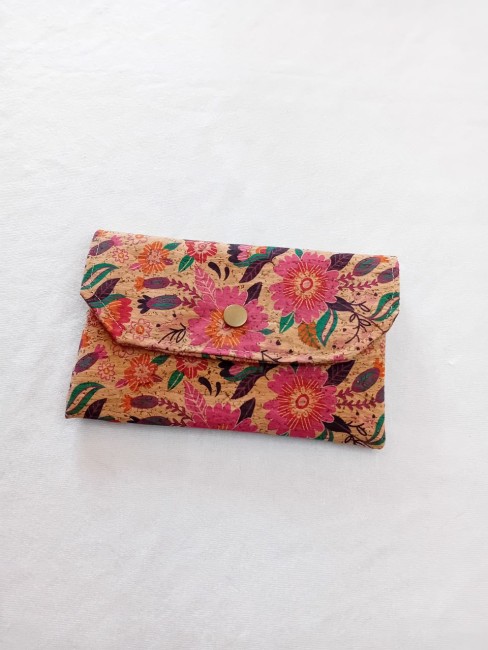Pochette en liège imprimé motif fleuri avec fermeture par pression métallique, confectionnée dans les Vosges