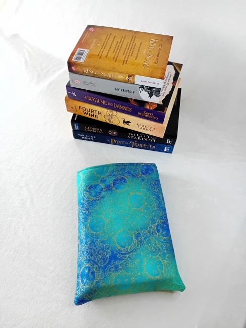 Pochette à livre Lune et arabesques – Livres et lecture | Les Cabas en folie Pochette à livre Lune et arabesques 19 x 25 cm en coton imprimé bleu et turquoise avec motifs de lunes et arabesques dorées – Les Cabas en folie