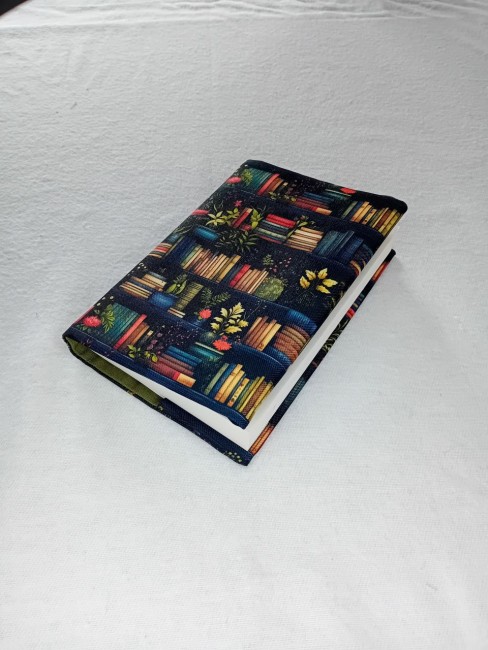 Protège-livre La bibliothèque enchantée en tissu imprimé avec motif de livres, plantes et fleurs – Les Cabas en folie