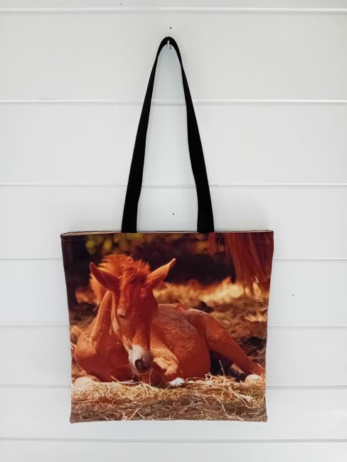 Tote bag Moment de Tendresse avec motif de poulain dans la paille aux tons cuivrés et naturels, confection artisanale dans les Vosges