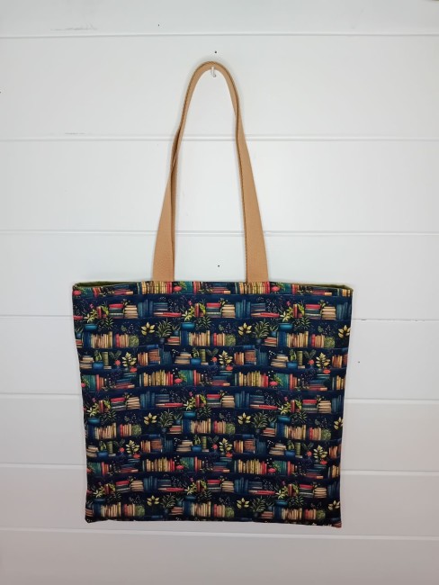 Tote bag Bibliothèque botanique – Livre et lecture | Les Cabas en folie Tote bag Bibliothèque botanique 43 x 41 cm avec motif de livres et plantes sur fond bleu nuit – Les Cabas en folie