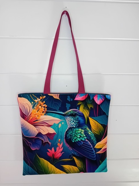Tote bag Éclat de Colibri avec colibri entouré de fleurs et feuillages colorés, confection artisanale dans les Vosges