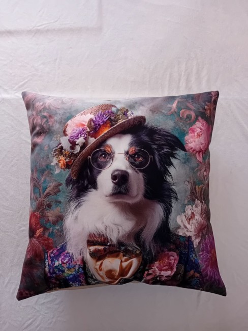 Housse de coussin Border Collie en costume 45×45 | Les Cabas en folie Housse de coussin Border Collie en costume en velours imprimé 45 × 45 cm