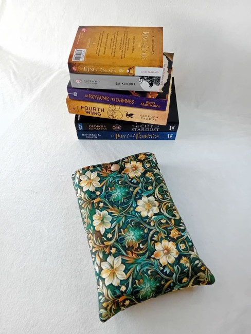 Pochette à livres Écrin fleuri en tissu imprimé floral vert et crème, format livre de poche – Les Cabas en folie