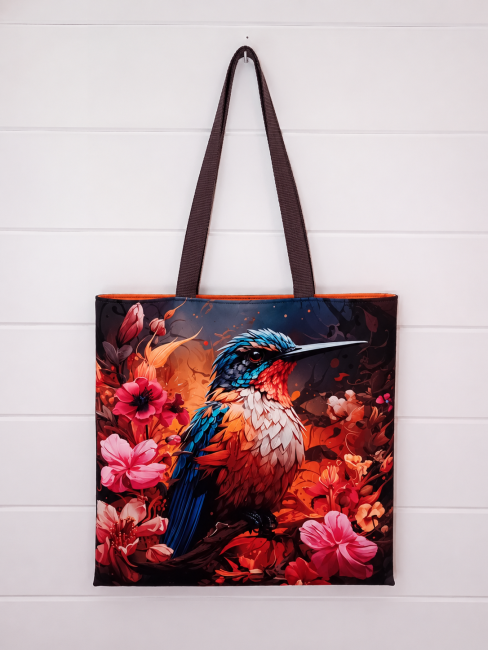Tote bag Martin-pêcheur coloré – Sac artisanal | Les Cabas en folie Tote bag Martin-pêcheur coloré avec motif d’oiseau entouré de fleurs, confection artisanale dans les Vosges
