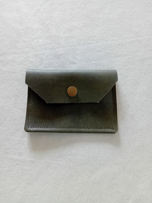 Porte-cartes en simili cuir vert kaki, modèle unique confectionné dans les Vosges