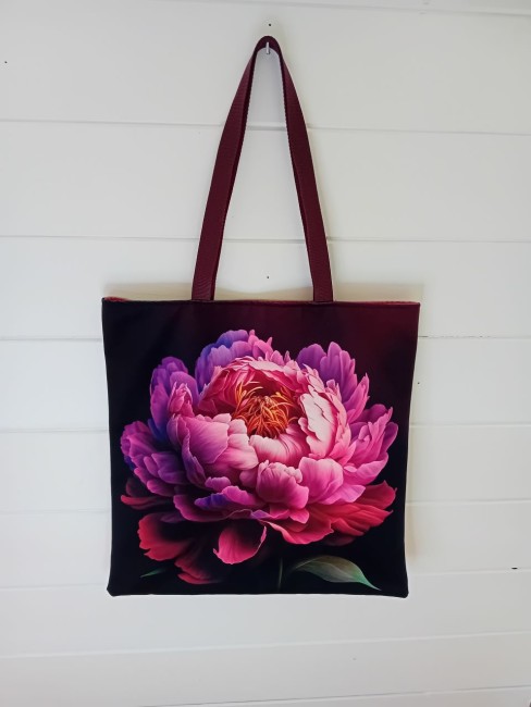 Tote bag Éclat de Pivoine – Grande fleur rose et fuchsia | Les Cabas en folie Tote bag Éclat de Pivoine avec grande pivoine rose, fuchsia et violette sur fond sombre – Les Cabas en folie