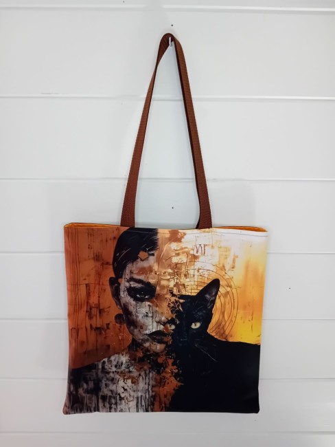 Tote bag Élégance Féline avec femme et chat noir aux tons ocre, brun et noir, confection artisanale dans les Vosges