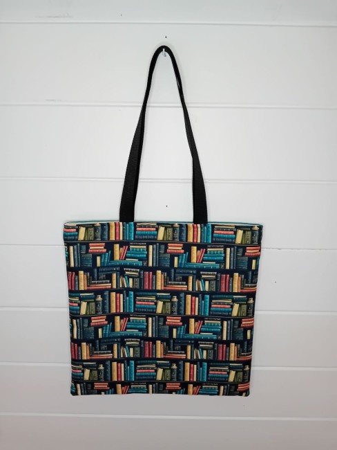 Tote bag Bibliothèque colorée 38 x 38 cm avec motif de livres sur des étagères – Les Cabas en folie