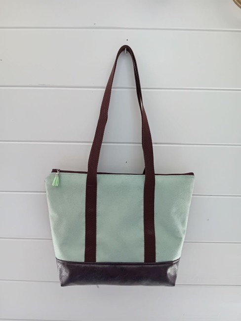 Sac cabas Douceur d’Amande vert amande et marron avec pompon en suédine, modèle unique dans les Vosges