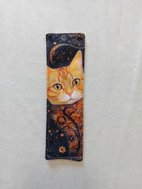 Marque-page Chat sous les étoiles 14,5 x 4,5 cm avec motif de chat roux et motifs célestes sur fond bleu nuit – Les Cabas en folie