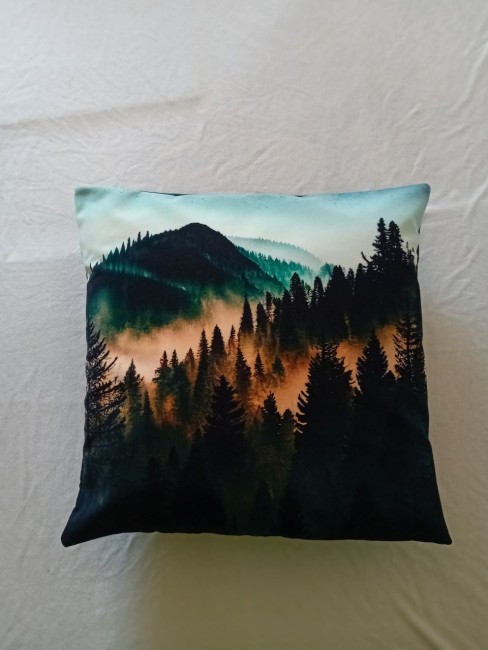 Housse de coussin en velours 45x45 cm avec paysage de sapins dans la brume et montagne – Confection des Vosges