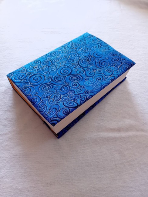 Protège-livre Arabesque en tissu bleu inspiré de l’univers décoratif de Klimt pour livre de moyen format – Les Cabas en folie
