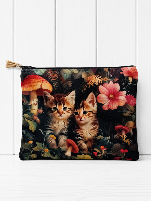 Trousse multi-usage, motif chatons en forêt – Confectionnée dans les Vosges | Les Cabas en folie Trousse multi-usage motif deux chatons en forêt, modèle unique confectionné dans les Vosges