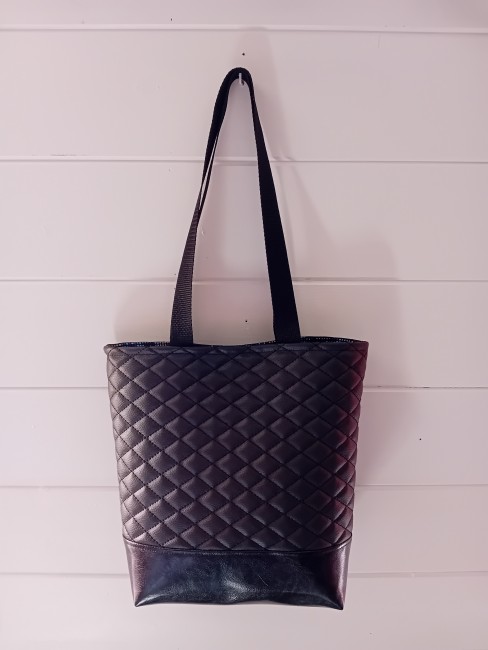 Cabas artisanal « Élégance noire » en simili cuir noir matelassé avec fond brillant
