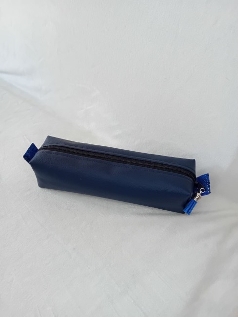 Trousse d’école Bleu nuit – Confectionnée dans les Vosges | Les Cabas en folie Trousse d’école Bleu nuit en simili-cuir avec pompon en suédine, modèle unique confectionné dans les Vosges