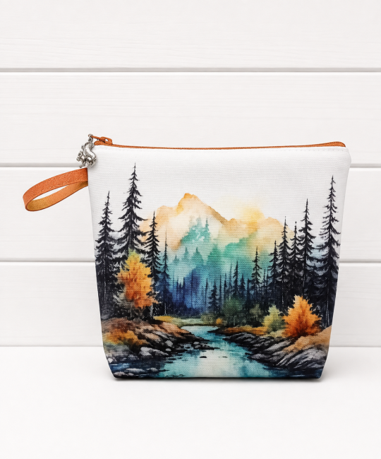 Trousse multi-usage, motif paysage montagne « Reflet des montagnes » – Confectionnée dans les Vosges | Les Cabas en folie Trousse multi-usage motif paysage montagne avec forêt de sapins et rivière, création artisanale dans les Vosges