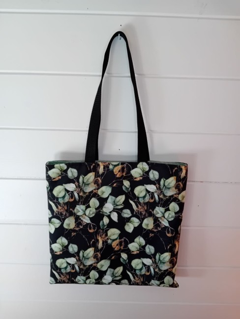 Tote bag Douceur d’Eucalyptus au motif de feuillage vert et beige sur fond noir, modèle unique dans les Vosges
