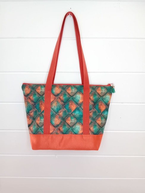 Sac cabas Éclat Corail – Sac artisanal | Les Cabas en folie Sac cabas Éclat Corail aux motifs géométriques turquoise, vert et orange brique, modèle unique artisanal dans les Vosges