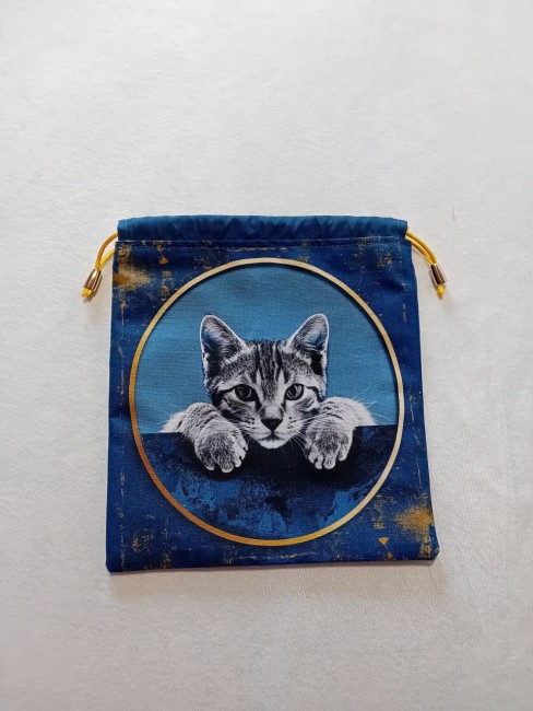 Pochon artisanal chat – Modèle unique | Les Cabas en folie Pochon artisanal avec motif chat, tissu imprimé bleu et doré, cordon satiné