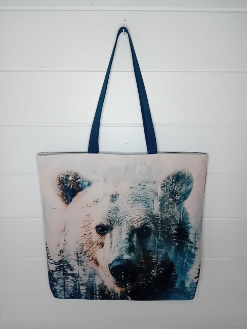 Sac cabas ours en forêt – Animaux et passions | Les Cabas en folie Sac cabas ours en forêt, motif montagne et sapins, création artisanale – Animaux et passions | Les Cabas en folie