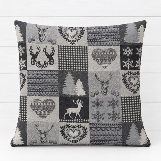 Housse de coussin Patchwork Montagne en jacquard 45x45 cm | Déco Chalet Housse de coussin Patchwork Montagne en jacquard gris, anthracite et écru, avec motifs de cerfs, sapins, cœurs et flocons.