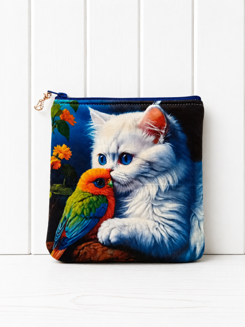 Trousse multi-usage, motif chat et oiseau – Confectionnée dans les Vosges | Les Cabas en folie Trousse multi-usage motif chat et oiseau, modèle unique confectionné dans les Vosges