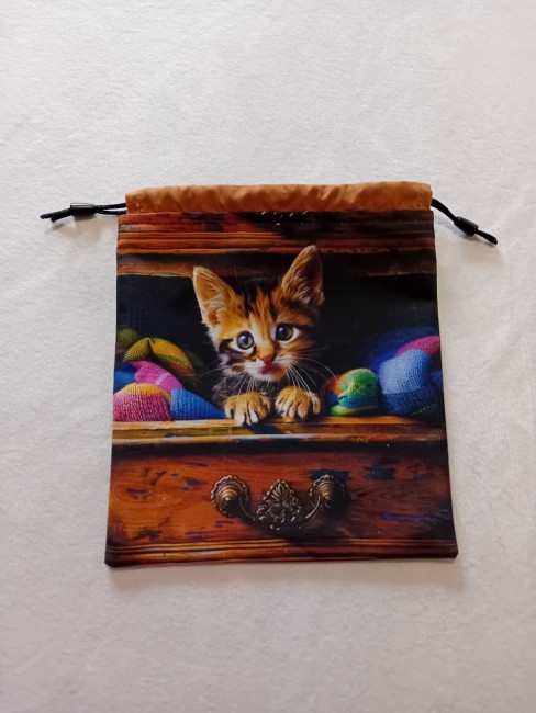Pochon artisanal chaton avec tissu imprimé, cordon satiné et finition marron chocolat