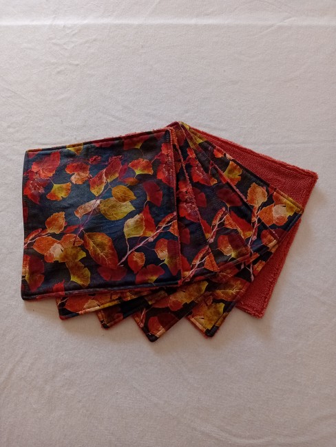 Lot de 6 essuie-tout lavables – Feuilles d’automne | Les Cabas en folie Lot de 6 essuie-tout lavables motif feuilles d’automne rouges, orange et jaunes sur fond bleu nuit, en éponge bambou et coton imprimé