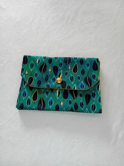 Portefeuille à soufflet motif feuilles vertes, bleues et noires avec détails dorés, modèle unique confectionné dans les Vosges
