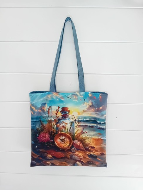 Tote bag Escale en bord de mer – Fait main| Les Cabas en folie Tote bag Escale en bord de mer avec boussole, coquillages et paysage marin bleu, modèle unique dans les Vosges