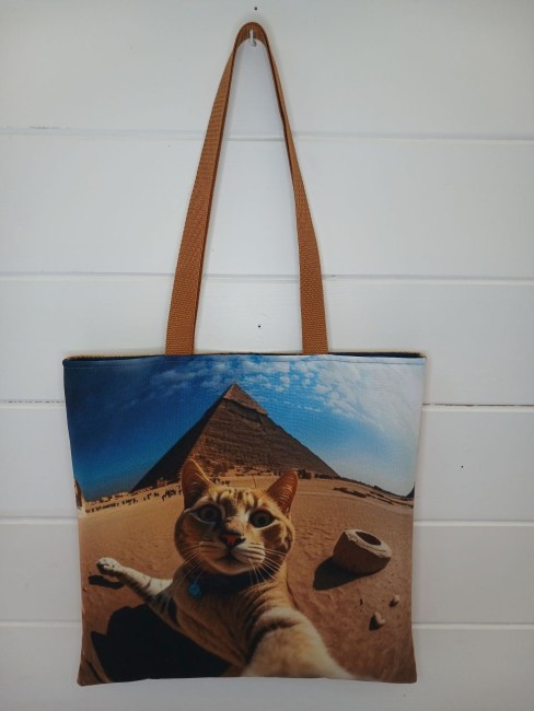 Tote bag « Chat en Égypte » – Sac cabas artisanal | Les Cabas en folie Tote bag artisanal chat et pyramide motif voyage avec anses assorties