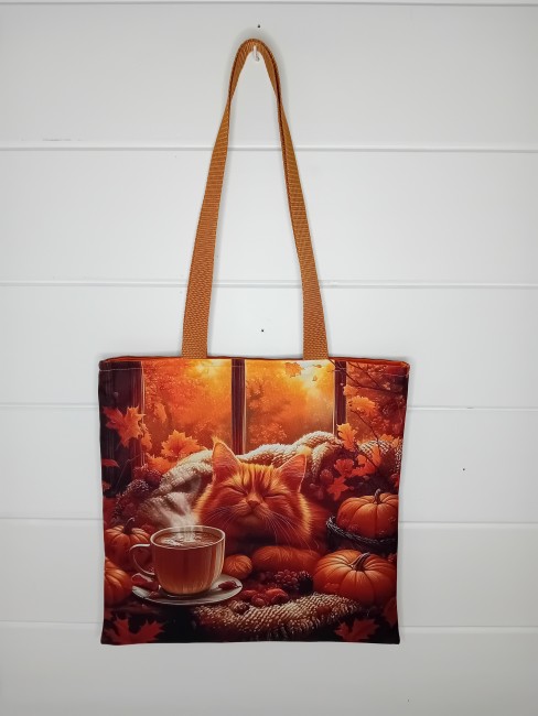 Tote bag chat roux dans une ambiance automnale avec citrouilles et tasse chaude – création artisanale