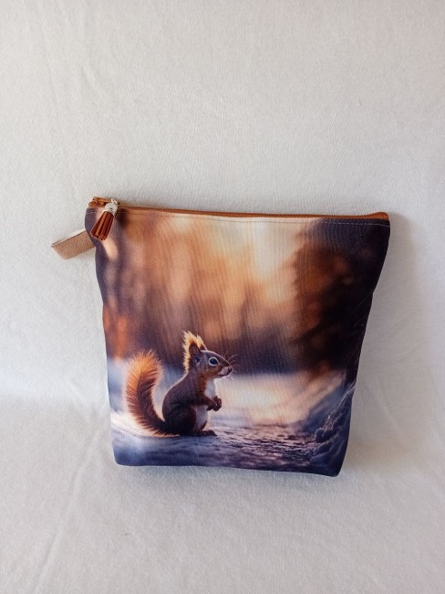 Trousse multi-usage motif écureuil dans un décor forestier, création artisanale confectionnée à Gérardmer