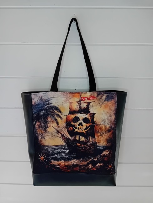 Cabas Bateau de pirate – Les bonnes affaires | Les Cabas en folie Cabas bateau de pirate avec bateau et tête de mort en canvas imprimé et simili cuir noir – Les Cabas en folie