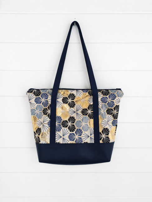 Cabas Alvéoles bleu marine avec motif graphique, fond en simili cuir et anses assorties – Les Cabas en folie