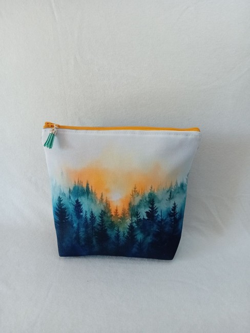 Trousse multi-usage motif montagne avec forêt de sapins au coucher du soleil, création artisanale à Gérardmer