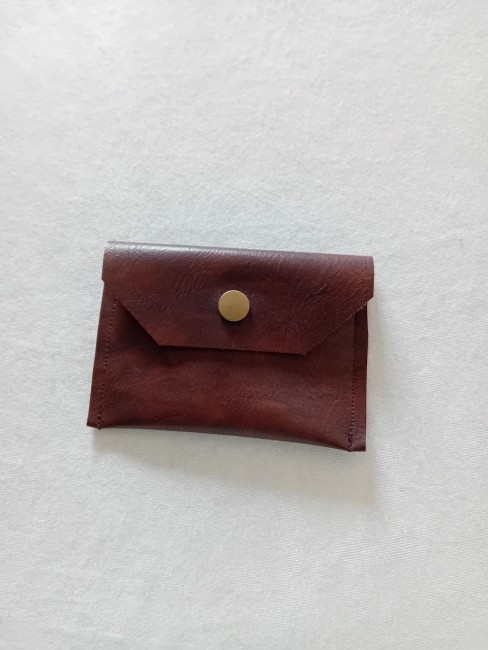 Porte-cartes en simili-cuir marron avec fermeture pression, modèle unique confectionné dans les Vosges