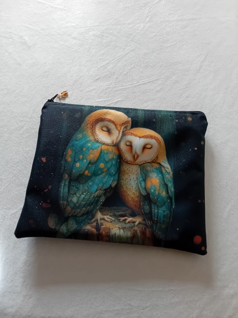 Trousse multi-usage motif deux chouettes blotties l'une contre l'autre, création artisanale à Gérardmer