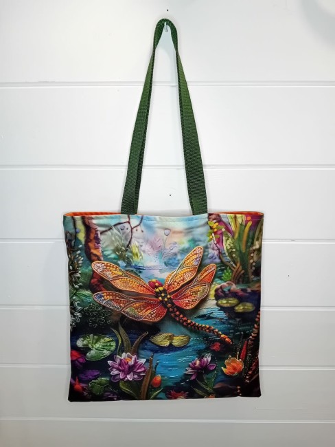 Tote bag Jardin Aquatique avec motif de libellule dans un paysage fleuri, confection artisanale dans les Vosges