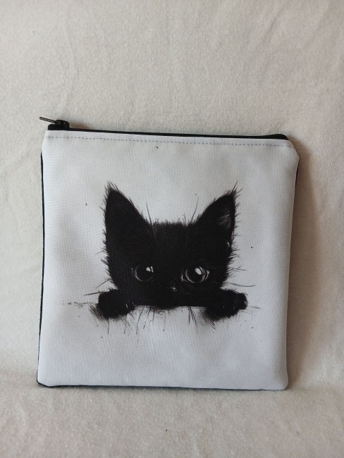 Trousse multi-usage, motif petit chat noir – Fait main dans les Vosges | Les Cabas en folie Trousse multi-usage motif petit chat noir sur fond blanc, modèle unique fait main dans les Vosges