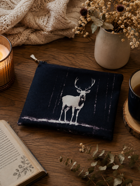 Trousse Esprit des Vosges présentée dans une ambiance chaleureuse inspirée des Vosges et de la nature – Les Cabas en folie