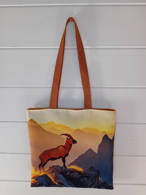 Tote bag « Bouquetin des cimes » – Sac cabas artisanal | Les Cabas en folie Tote bag artisanal « Bouquetin des cimes » avec bouquetin et paysage de montagne