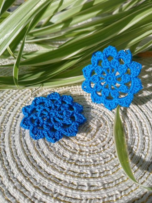 Boucles d'oreilles rosace au crochet - couleur bleu