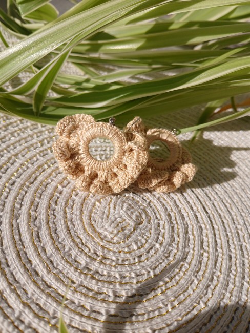 Boucles d'oreilles au croochet frou-frou, couleur beige