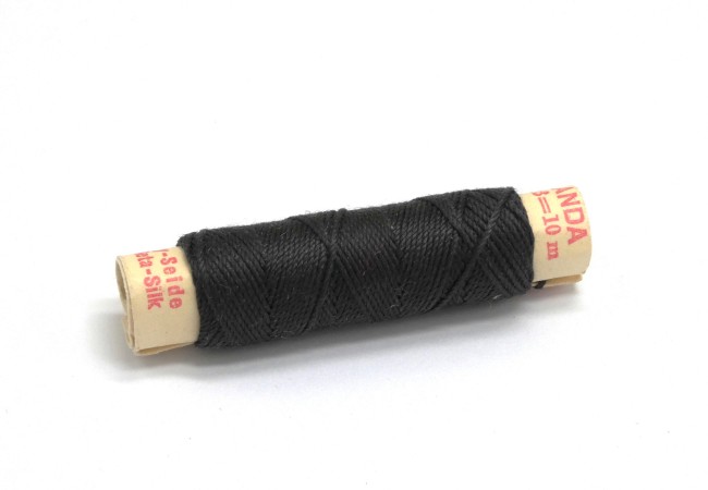 une bobine fil de soie Calanda gris foncé 1009