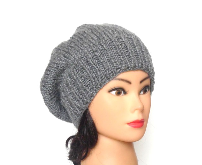 Béret gris  pour femme en laine Bergère de France Alaska doux et chaud tricoté main 