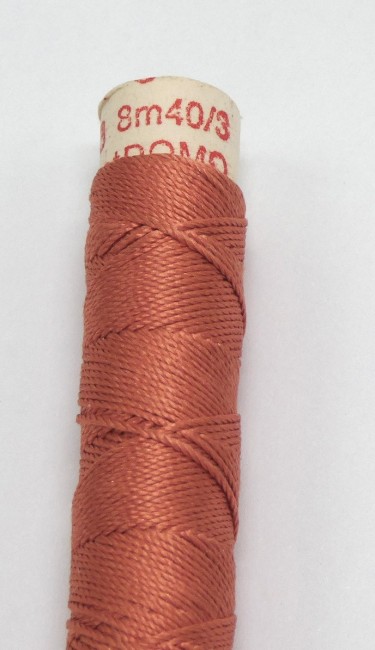 Une bobine de fil de soie à broder Gütermann C 588 